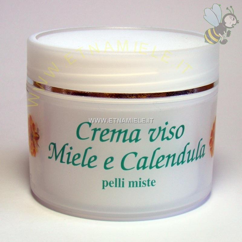 Affronti il cetriolo di pacco e la crema aspra