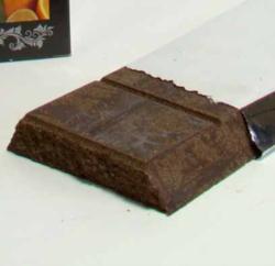 Cioccolato di Modica Il cioccolato di Modica è un prodotto Siciliano di fama internazionale entrato a far parte della tradizione dei dolci tipici siciliani. La sua particolare lavorazione è stata introdotta durante la dominazione spagnola in Sicilia sulla base di una ricetta appresa dagli Aztechi. Cioccolato di Modica