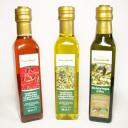 Le olive vengono selezionate e raccolte a mano anche da piante secolari entro il mese di Novembre, prima della loro completa maturazione e giornalmente portate alla molitura ed estrazione per garantire l'integrità del frutto a vantaggio della qualità.