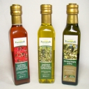 Olio Italiano Leonardi Le olive vengono selezionate e raccolte a mano anche da piante secolari entro il mese di Novembre, prima della loro completa maturazione e giornalmente portate alla molitura ed estrazione per garantire l’integrità del frutto a vantaggio della qualità. Olio Italiano Leonardi